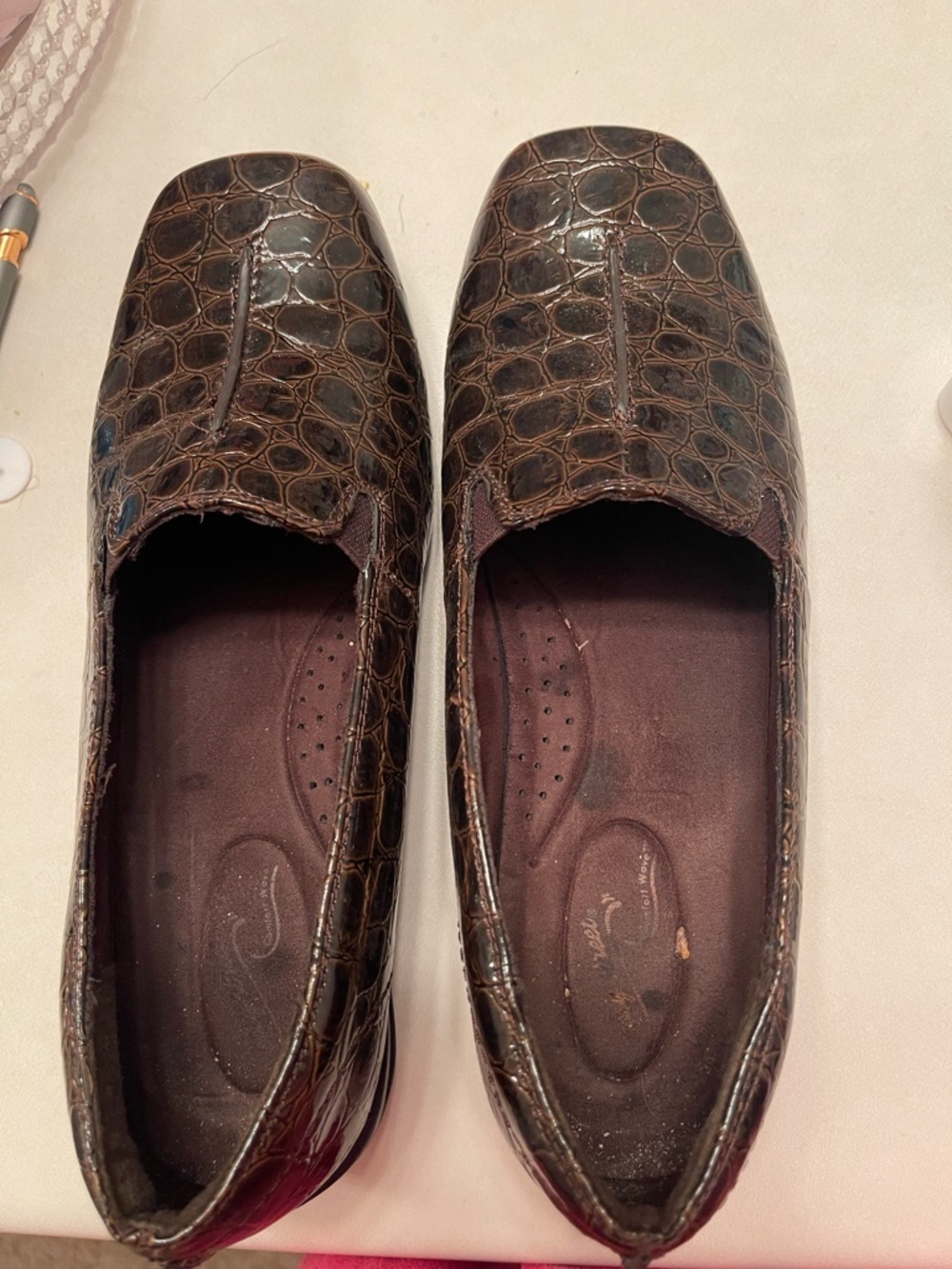 Women’s Croc-Texture Slip-On Loafers in Dark Brown